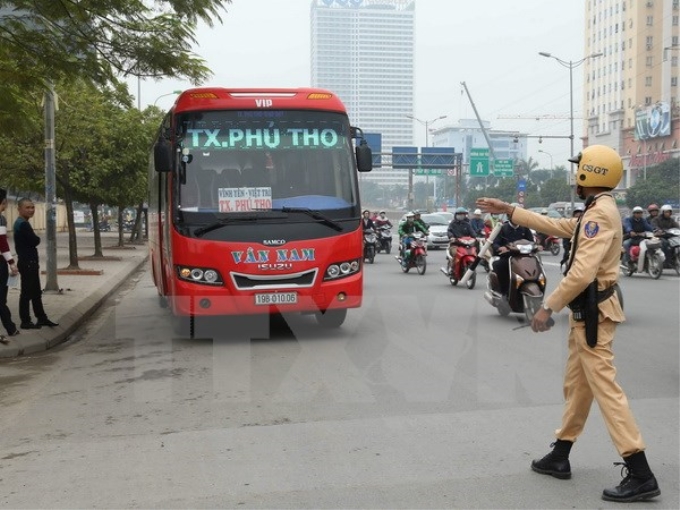 Cảnh sát giao thông Đội 6, Công an Thành phố Hà Nội xử lý trường hợp xe khách vi phạm trên đường Phạm Hùng. (Ảnh: Doãn Tấn/TTXVN)