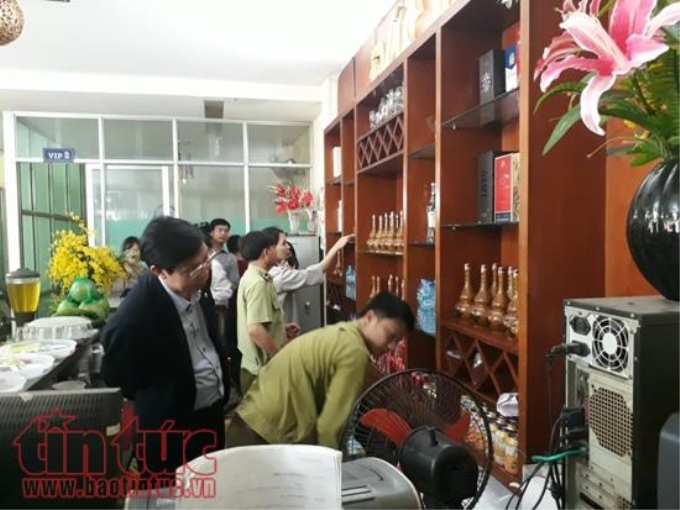 Kiểm tra nguồn gốc rượu và an toàn thực phẩm tại một nhà hàng thuộc quận Hà Đông, Hà Nội