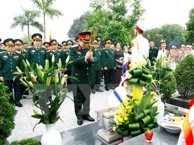 Đại tướng Ngô Xuân Lịch, Ủy viên Bộ Chính trị, Phó Bí thư Quân ủy Trung ương, Bộ trưởng Bộ Quốc phòng dâng hương tưởng niệm tại phần mộ Đại tướng Văn Tiến Dũng. (Ảnh: TTXVN)