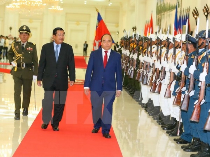 Thủ tướng Nguyễn Xuân Phúc và Thủ tướng Samdech Techo Hun Sen duyệt Đội danh dự. (Ảnh: TTXVN)