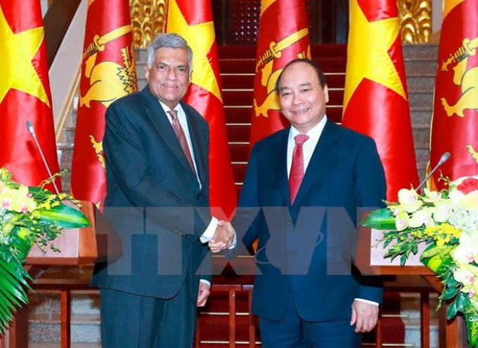 Thủ tướng Nguyễn Xuân Phúc và Thủ tướng Sri Lanka Ranil Wickremesinghe gặp gỡ phóng viên báo chí sau hội đàm và lễ ký kết. (Ảnh: TTXVN)