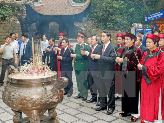 Chủ tịch nước Trần Đại Quang cùng lãnh đạo Đảng, Nhà nước và đồng bào cả nước đến thành kính dâng hương tưởng niệm các Vua Hùng. (Ảnh: TTXVN)