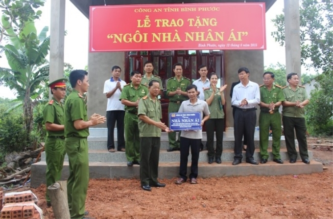 Đồng chí đại tá Huỳnh Văn Sách – TUV – Phó Bí thư Đảng ủy - Phó Giám Đốc Công an tỉnh trao bảng tượng trưng Nhà nhân ái cho hộ ông Lục Văn Lâm