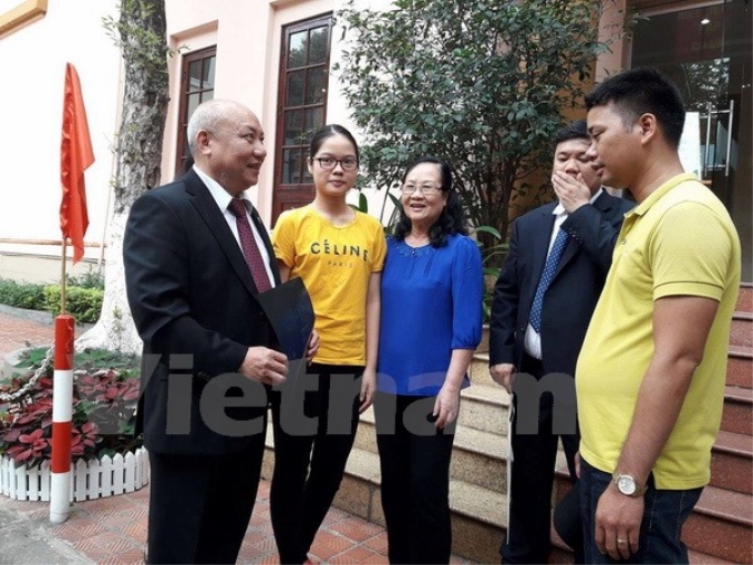 Phó giáo sư Nguyễn Văn Thạch (trái) và 3 bệnh nhân đã phẫu thuật bằng robot. (Ảnh: PV/Vietnam+)