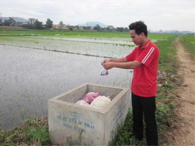 Đảng viên chi bộ xóm Độc Lập, xã Hợp Thịnh (Kỳ Sơn) nêu gương trong việc tham gia xây dựng mô hình thu gom, xử lý rác thải, chất thải ngoài đồng ruộng (Ảnh: Báo Hòa Bình điện tử)