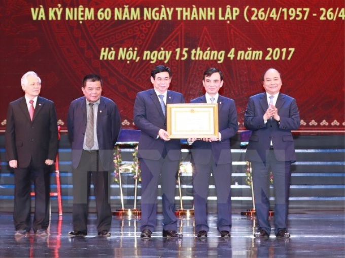 Thủ tướng Nguyễn Xuân Phúc trao tặng Huân chương lao động hạng Nhất của Chủ tịch nước cho Ngân hàng BIDV. (Ảnh: Thống Nhất/TTXVN)