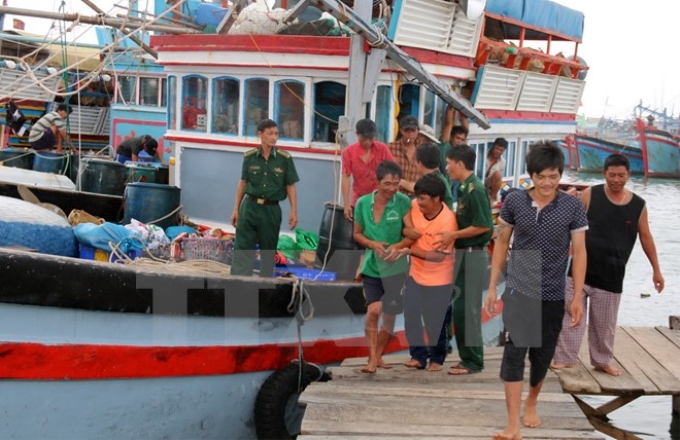 Đưa người bị nạn được cứu hộ vào Trạm kiểm soát Biên phòng Cà Ná. (Ảnh: Công Thử/TTXVN)