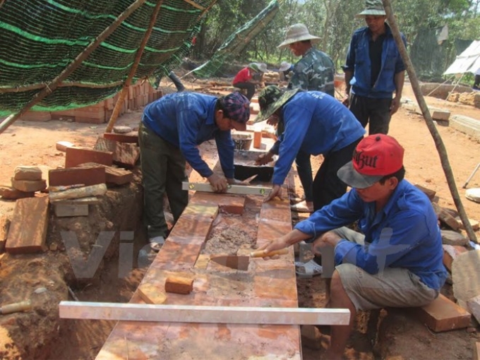 Một phần đoạn đầu của đường cổ và hai bờ tường dẫn sau tháp K mới vừa phát lộ. (Ảnh: Đoàn Hữu Trung/Vietnam+)