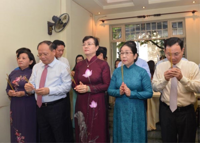 Các đồng chí lãnh đạo TPHCM dâng hương tại gia đình đồng chí Dương Quang Đông, sáng 27/4/2017