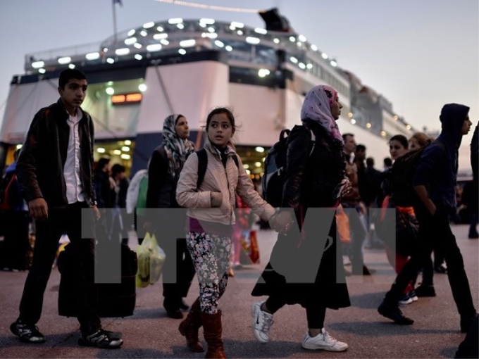 Người di cư đến Piraeus, Hy Lạp ngày 17/4. (Nguồn: AFP/TTXVN)