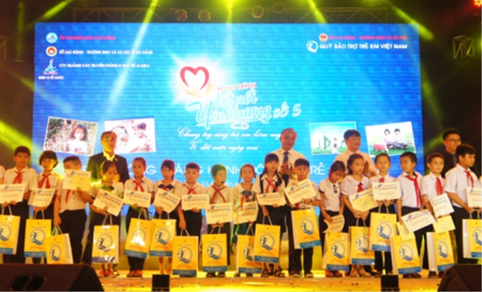 Ban Tổ chức trao quà cho trẻ em có hoàn cảnh khó khăn. Ảnh: VGP/Minh Trang