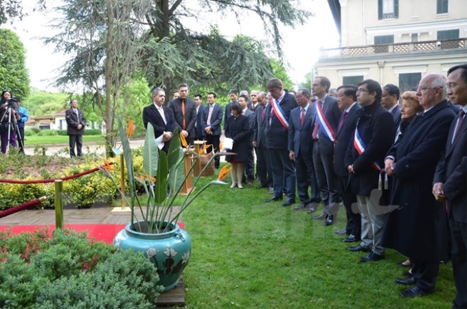 Các đại biểu dành một phút mặc niệm thể hiện lòng thành kính đối với Chủ tịch Hồ Chí Minh. (Ảnh : Bích Hà/Vietnam+)