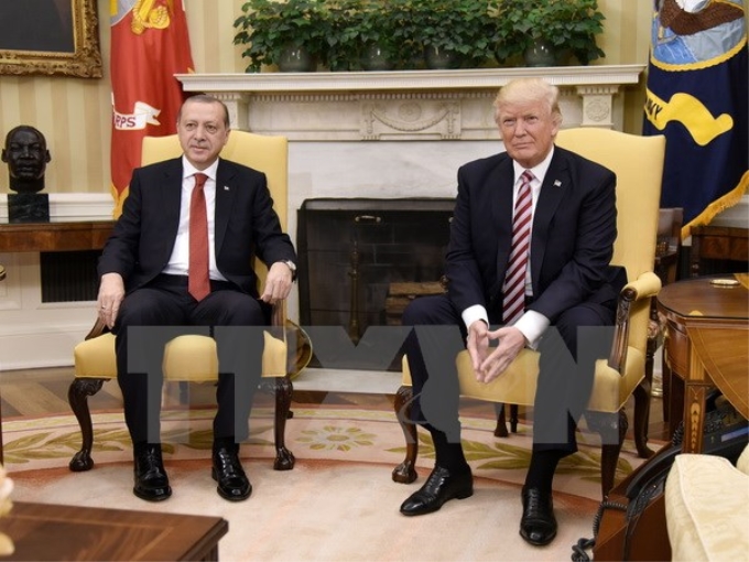 Tổng thống Mỹ Donald Trump (phải) trong cuộc hội đàm với Tổng thống Thổ Nhĩ Kỳ Recep Tayyip Erdogan (trái) tại Washington DC., ngày 16/5. (Ảnh: AFP/TTXVN)