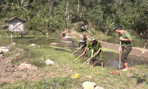 Cán bộ cùng dân thoát nghèo