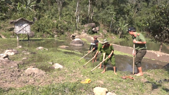 Công an huyện Nam Trà My giúp các hộ nghèo khai hoang ruộng lúa. Ảnh VGP/Mai Vy.