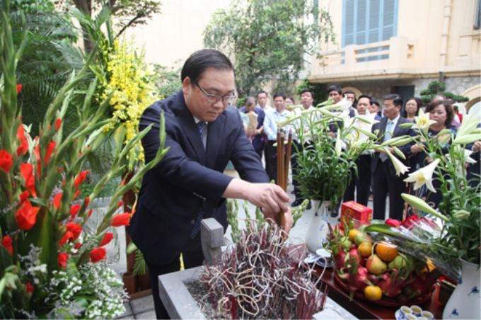 Bí thư Thành ủy Hà Nội Hoàng Trung Hải dâng hương tưởng niệm đồng chí Trần Phú. Ảnh: HNM