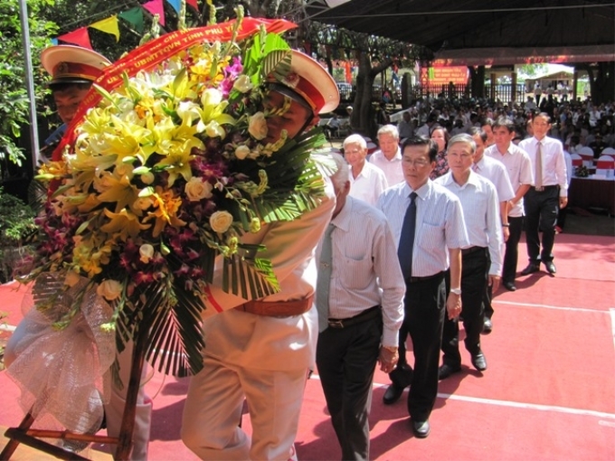 Lãnh đạo, cán bộ, đảng viên và nhân dân tỉnh Phú Yên dâng hương Chủ tịch Hồ Chí Minh.