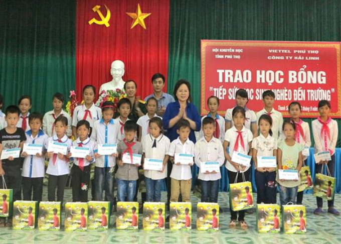 ​​​Lãnh đạo Hội Khuyến học tỉnh Phú Thọ trao học bổng “Tiếp sức học sinh nghèo đến trường” cho học sinh có hoàn cảnh khó khăn, vượt khó học giỏi tại huyện Thanh Sơn, tỉnh Phú Thọ.