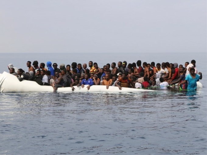 Người di cư chờ được cứu ở ngoài khơi thị trấn Zawiyah, Libya. (Ảnh: AFP/TTXVN)