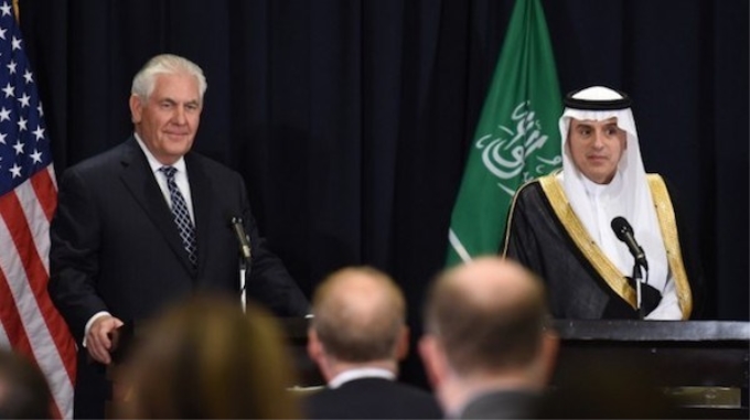 Ngoại trưởng Saudi Arabia Adel al-Jubeir và người đồng cấp Mỹ Rex Tillerson trong cuộc họp báo chung. (Nguồn: AFP)