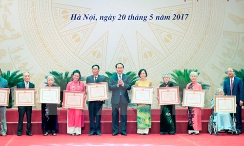 Văn học, nghệ thuật gắn bó sâu sắc với sự nghiệp cách mạng của dân tộc, là vũ khí sắc bén trên mặt trận văn hóa, tư tưởng