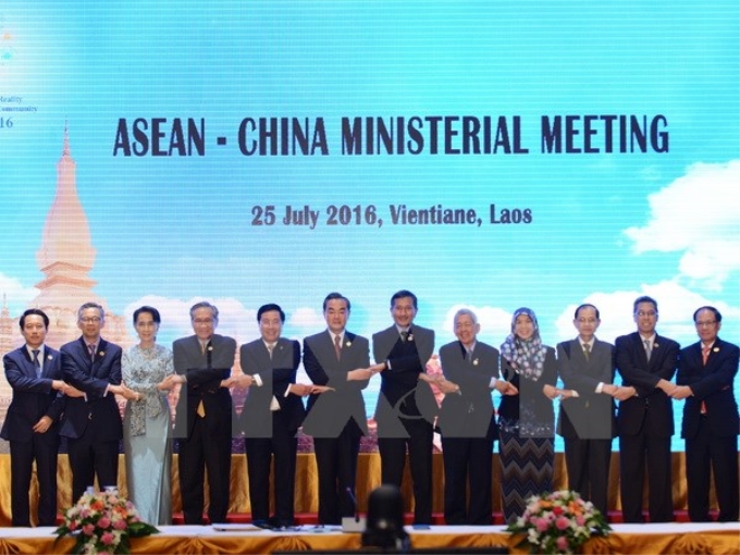 Thông qua Tuyên bố chung ASEAN-Trung Quốc về thực hiện đầy đủ và hiệu quả Tuyên bố về cách ứng xử của các bên trên Biển Đông (DOC) tại Hội nghị Bộ trưởng Ngoại giao ASEAN-Trung Quốc tháng 7/2016. (Nguồn: THX/TTXVN)