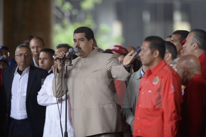 Tổng thống Venezuela Nicolas Maduro (giữa) sau khi thông báo kêu gọi soạn thảo một bản Hiến pháp mới ở Caracas ngày 3/5. (Nguồn: AFP/TTXVN)