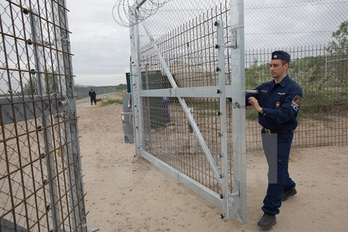 Cảnh sát Hungary gác tại khu vực hàng rào "thông minh" ngăn người di cư tại biên giới với Serbia ngày 28/4. (Nguồn: THX/TTXVN)