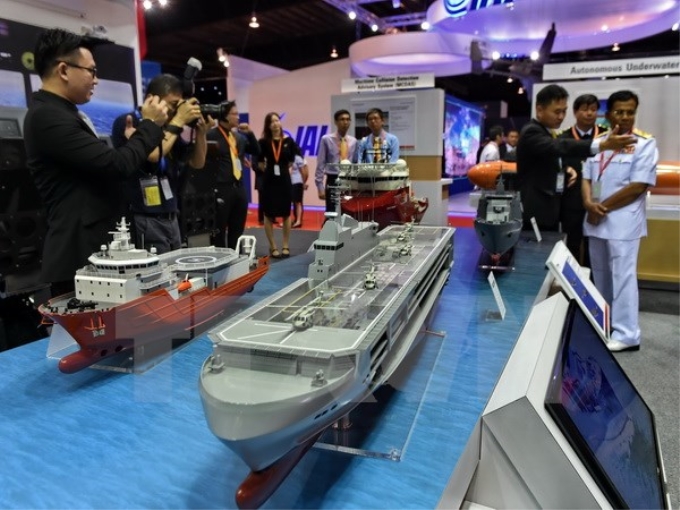 Khách tham quan các mô hình tàu thủy tại triển lãm IMDEX Asia 2015. (Nguồn: AFP/TTXVN)