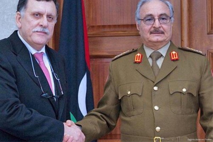 Tướng Khalifa Haftar (phải) và Người đứng đầu GNA Fayez al-Sarraj trong một cuộc gặp. (Nguồn: middleeastmonitor.com)