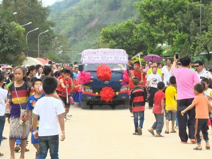 Người dân Việt-Lào chung vui Tết cổ truyền Bunpimay. (Ảnh: Vietnam+)