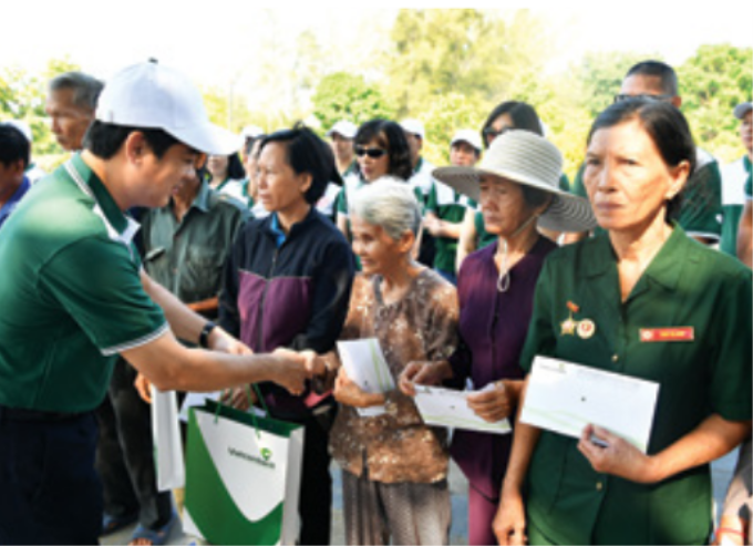 Đồng chí Nghiêm Xuân Thành, Ủy viên BCH Đảng bộ Khối Doanh nghiệp TW, Bí thư Đảng ủy, Chủ tịch HĐQT Vietcombank tặng quà các gia đình chính sách trên địa bàn huyện Tân Biên, Tây Ninh.