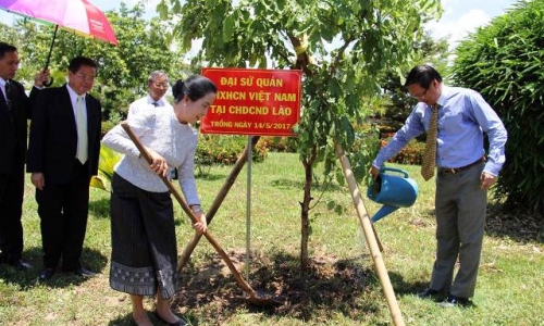 Kỷ niệm 127 năm Ngày sinh Chủ tịch Hồ Chí Minh tại Lào, Pháp