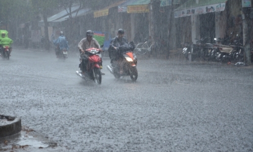 Đêm nay và ngày mai (15/5), Bắc Bộ có mưa rất to và dông mạnh