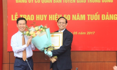 Trao tặng Huy hiệu 50 năm tuổi Đảng cho đồng chí Nguyễn Hồng Vinh