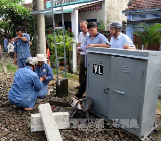 Công nhân đường sắt khắc phục sự cố sau tai nạn. Ảnh: Xuân Triệu - TTXVN