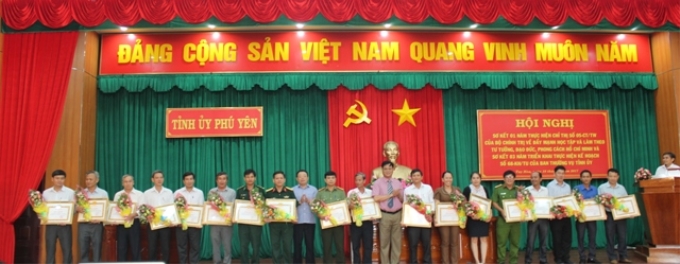 Đồng chí Huỳnh Tấn Việt, Ủy viên TW Đảng, Bí thư Tỉnh ủy, Chủ tịch HĐND tỉnh trao bằng khen cho 18 tập thể có thành tích xuất sắc