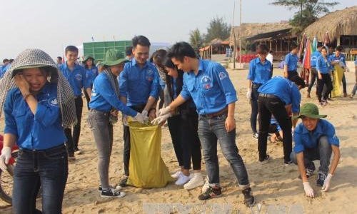 Ra quân làm sạch biển Hải Hòa, Thanh Hóa