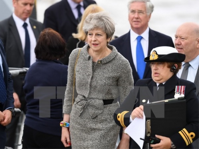 Thủ tướng Anh Theresa May (giữa) tham dự sự kiện Ngày Quân đội tại Liverpool. (Ảnh: AFP/TTXVN)