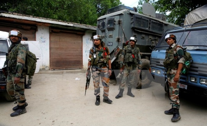 Binh sỹ Ấn Độ làm nhiệm vụ tại khu vực Turkwangam Lassipora, Shopian, phía nam Srinagar, Kashmir. (Nguồn: EPA/TTXVN)