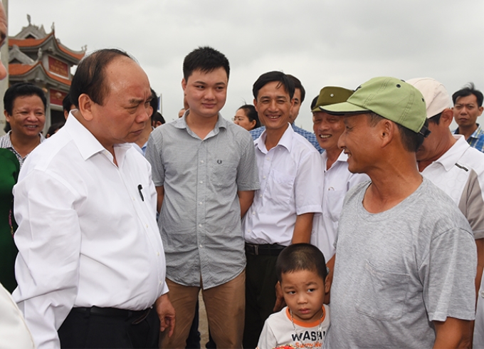 Thủ tướng Nguyễn Xuân Phúc trò chuyện với bà con nhân dân huyện Tiên Lãng, TP. Hải Phòng. Ảnh: VGP/Quang Hiếu