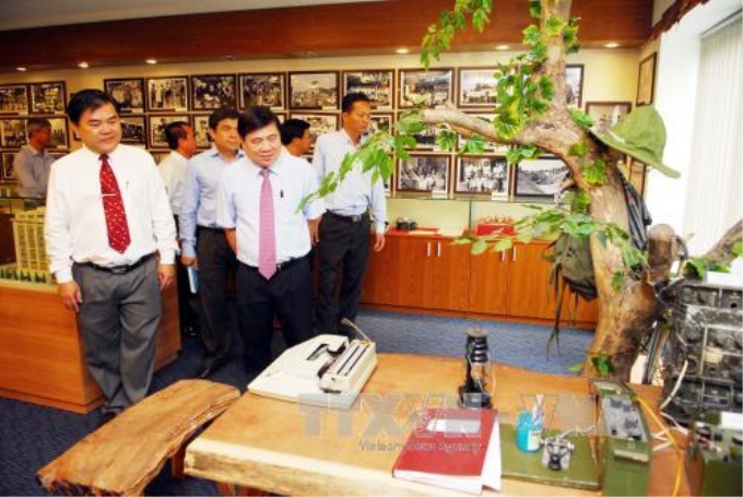 Đồng chí Nguyễn Thành Phong, Phó Bí thư Thành ủy, Chủ tịch UBND thành phố thăm quan phòng truyền thống Thông tấn xã Việt Nam khu vực phía Nam. Ảnh: Mạnh Linh/TTXVN