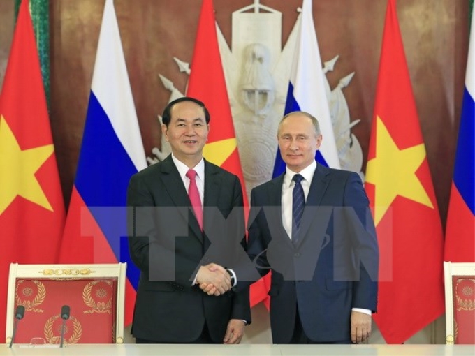 Chủ tịch nước Trần Đại Quang và Tổng thống Liên bang Nga Vladimir Putin bắt tay sau Lễ ký các văn kiện hợp tác giữa hai nước. (Ảnh: Nhan Sáng/TTXVN)