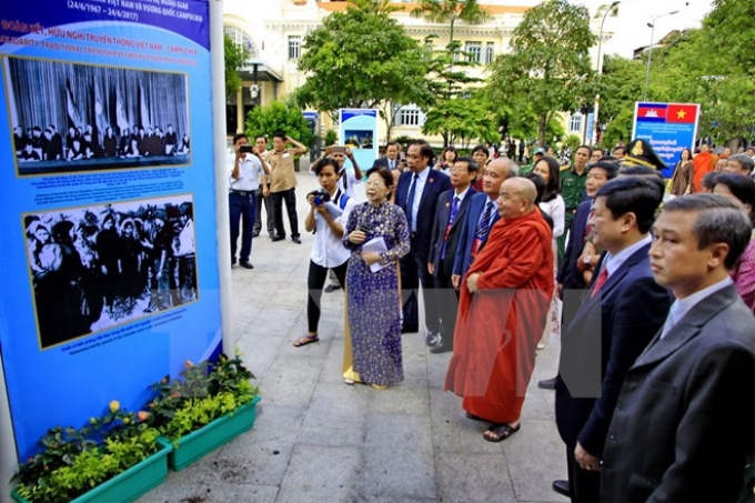 Các đại biểu tham quan Triển lãm trưng bày 90 bức ảnh về quan hệ Việt Nam-Campuchia. (Ảnh: TTXVN)