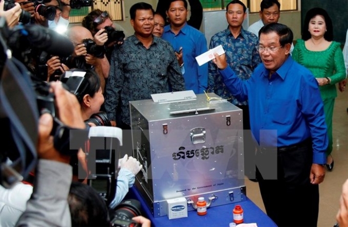 Chủ tịch CPP, Thủ tướng Campuchia Samdech Techo Hun Sen (phải) tại điểm bầu cử ở Kandal ngày 4/6. (Nguồn: EPA/TTXVN)