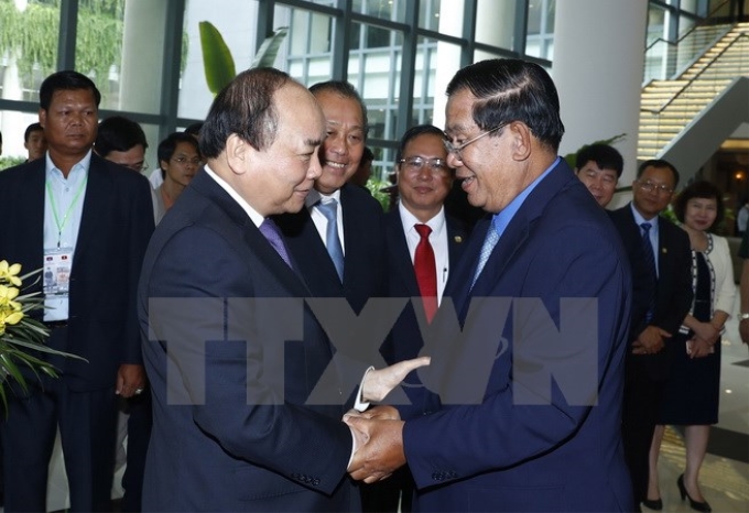 Thủ tướng Nguyễn Xuân Phúc tiễn Thủ tướng Chính phủ Hoàng gia Campuchia Samdech Techo Hun Sen. (Ảnh: TTXVN)