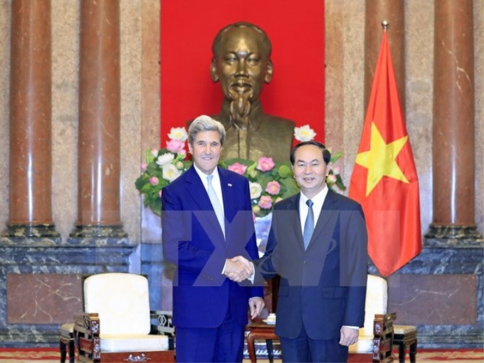 Chủ tịch nước Trần Đại Quang tiếp cựu Bộ trưởng Ngoại giao Hoa Kỳ John Kerry. (Ảnh: TTXVN)