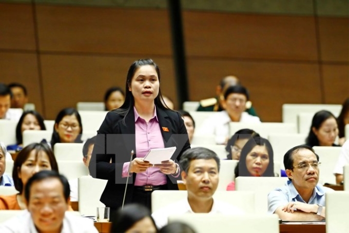 Đại biểu Quốc hội tỉnh Tuyên Quang Ma Thị Thúy chất vấn thành viên Chính phủ. (Ảnh: TTXVN)