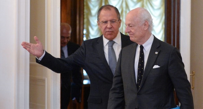 Ngoại trưởng Nga Sergey Lavrov (trái) và Đặc phái viên của Liên hợp quốc về Syria Staffan de Mistura. (Nguồn: Sputnik)