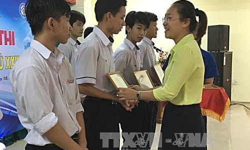 Trao giải, học bổng cho nhiều học sinh, sinh viên tiêu biểu, xuất sắc